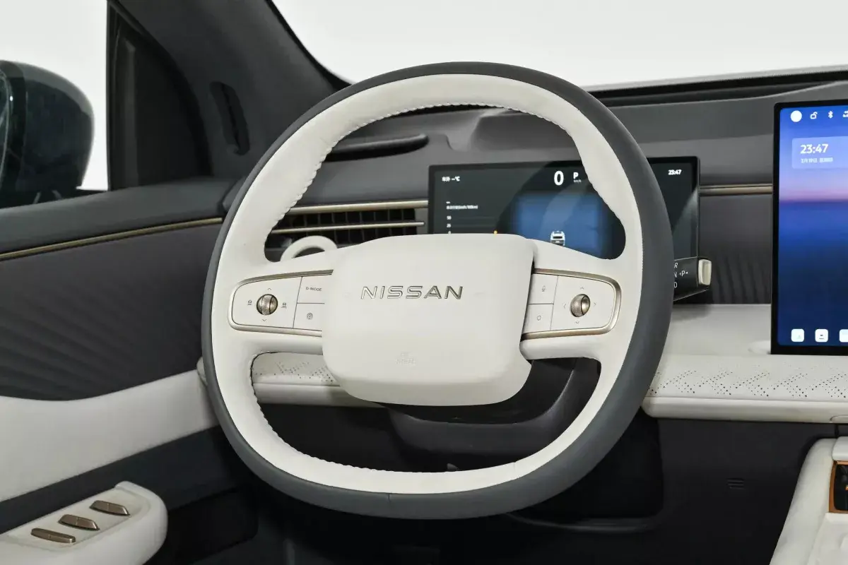 Nissan NX8 PHEV салон 3