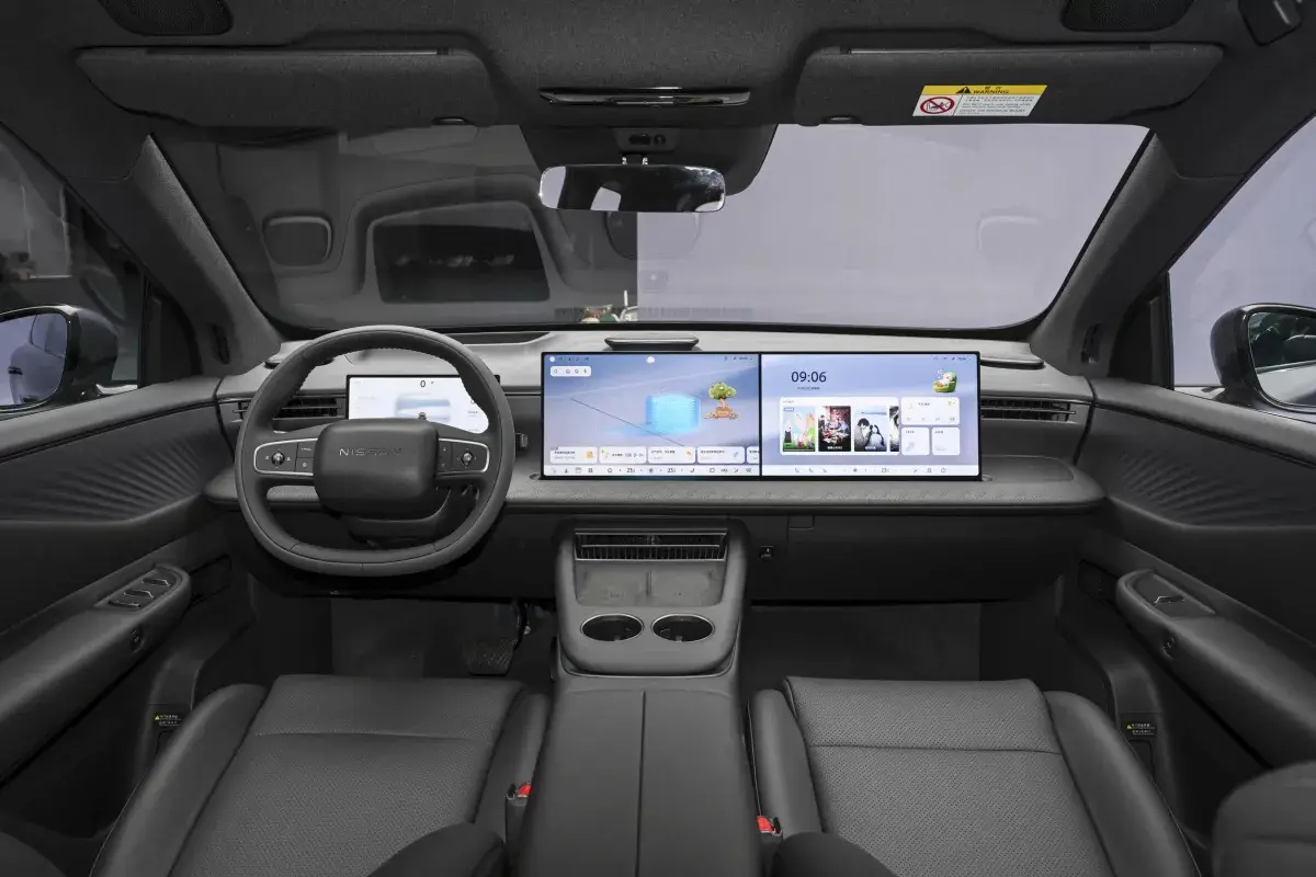 Nissan NX8 PHEV салон 7