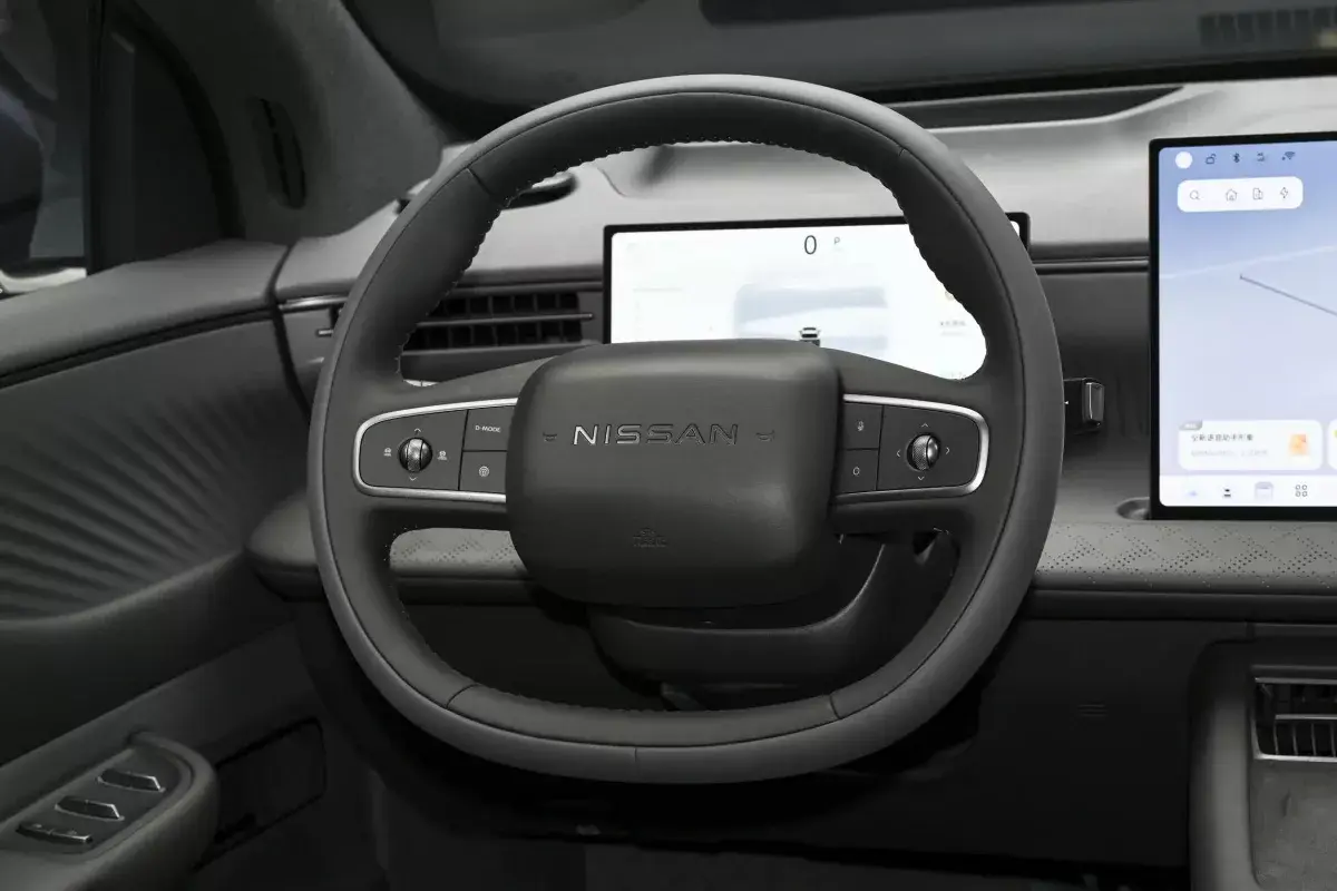 Nissan NX8 салон 3