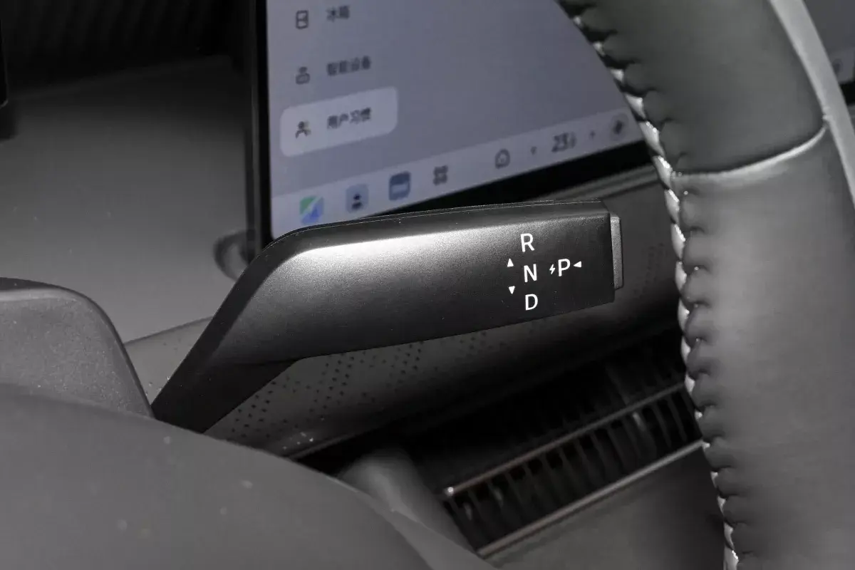 Nissan NX8 салон 4