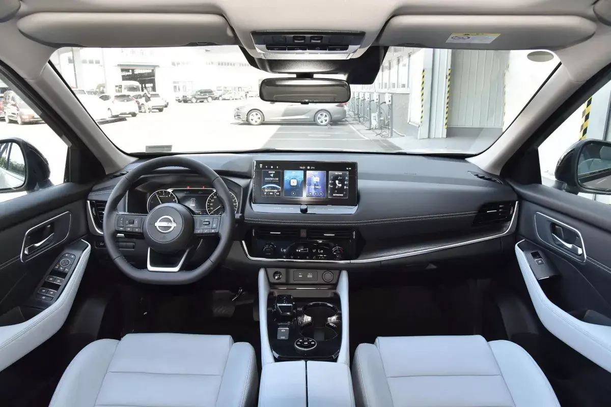 Nissan X-Trail e-Power салон 1