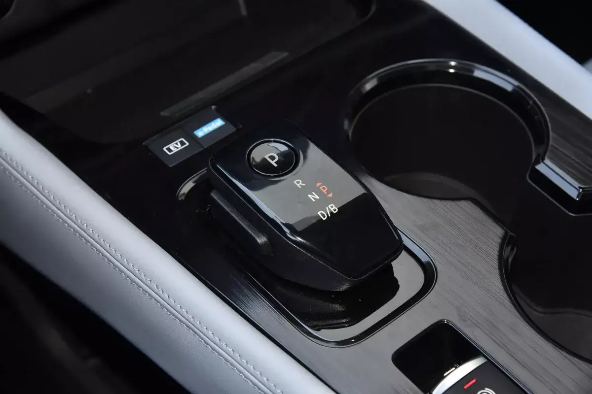 Nissan X-Trail e-Power салон 4