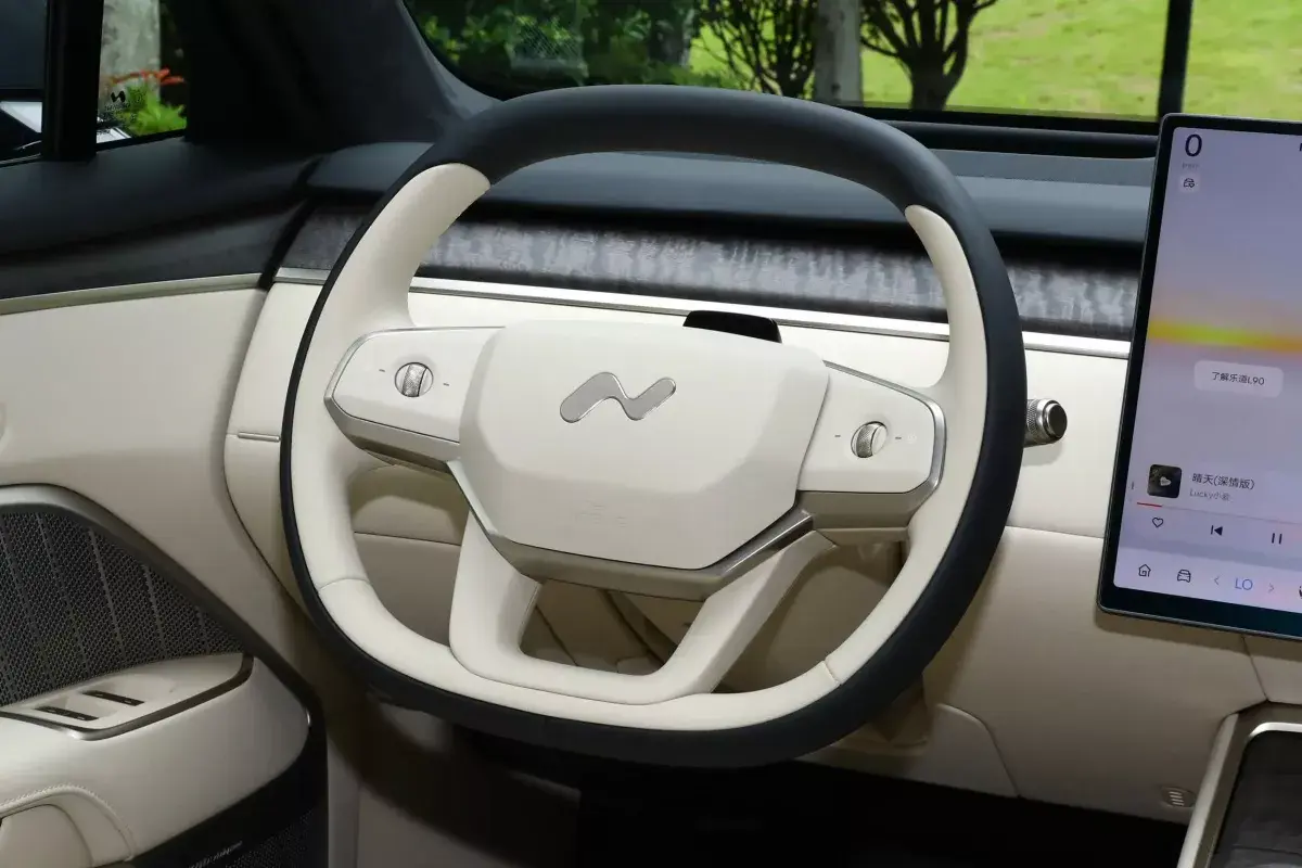 Onvo L90 салон 3