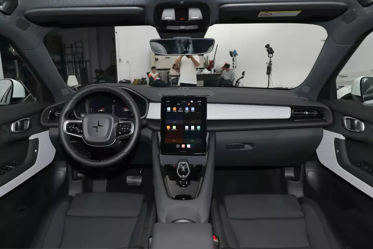Polestar 2 салон 1