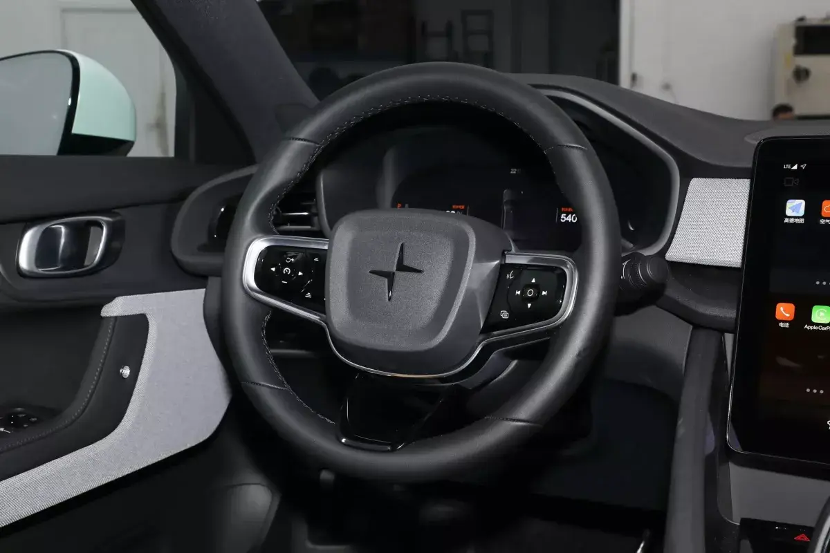 Polestar 2 салон 3