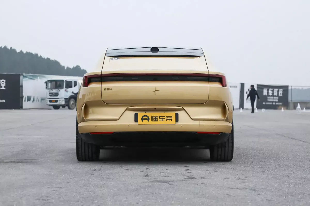 Polestar 4 фото 4