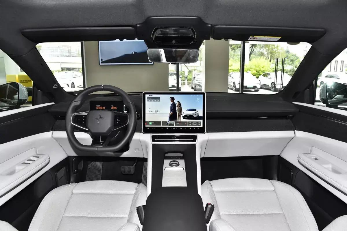 Polestar 4 салон 1