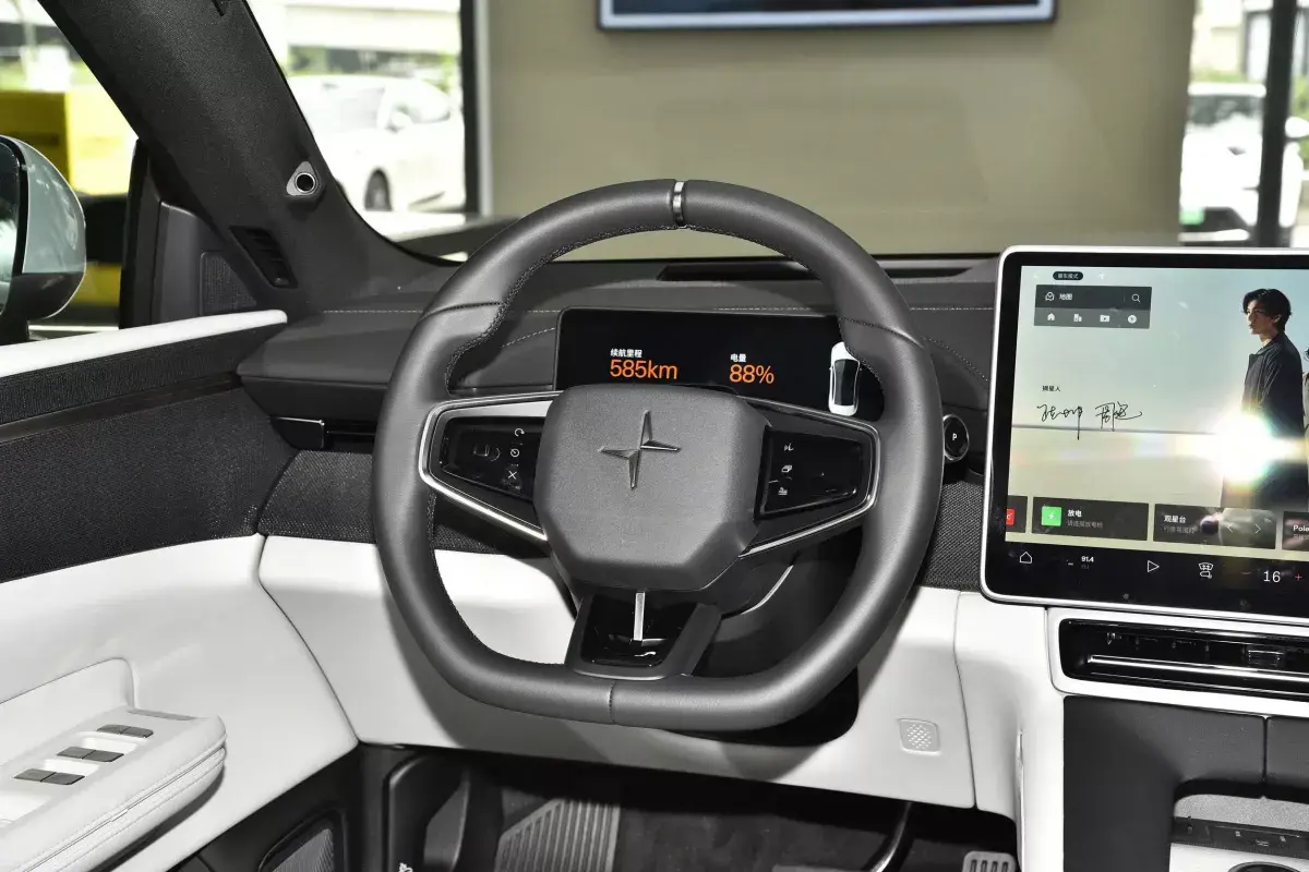 Polestar 4 салон 3