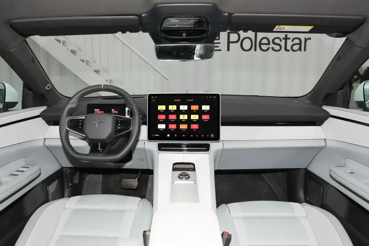 Polestar 4 салон 7