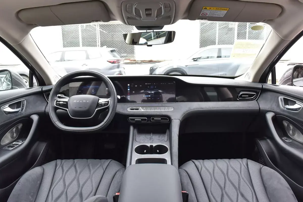 Roewe D7 салон 1