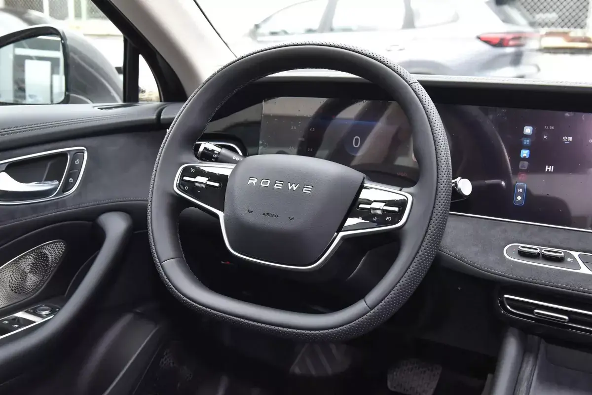 Roewe D7 салон 3