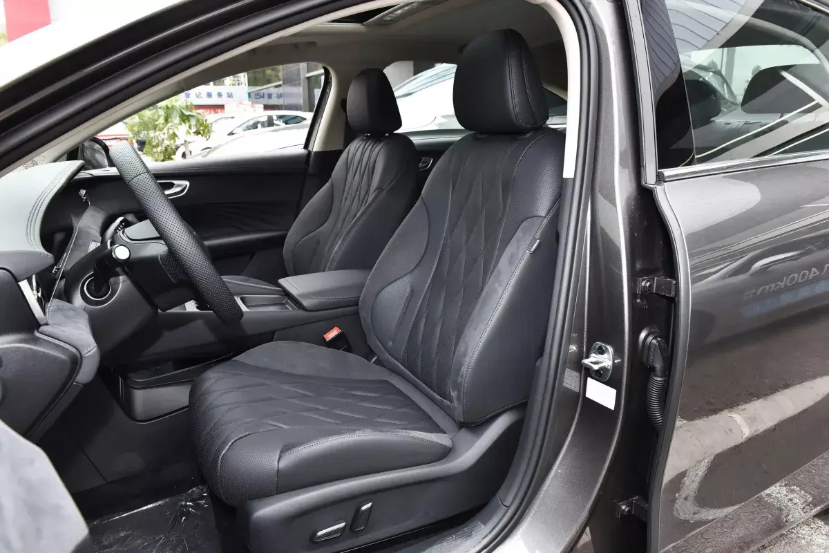 Roewe D7 салон 6