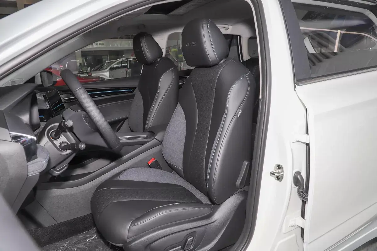 Roewe Ei5 салон 6
