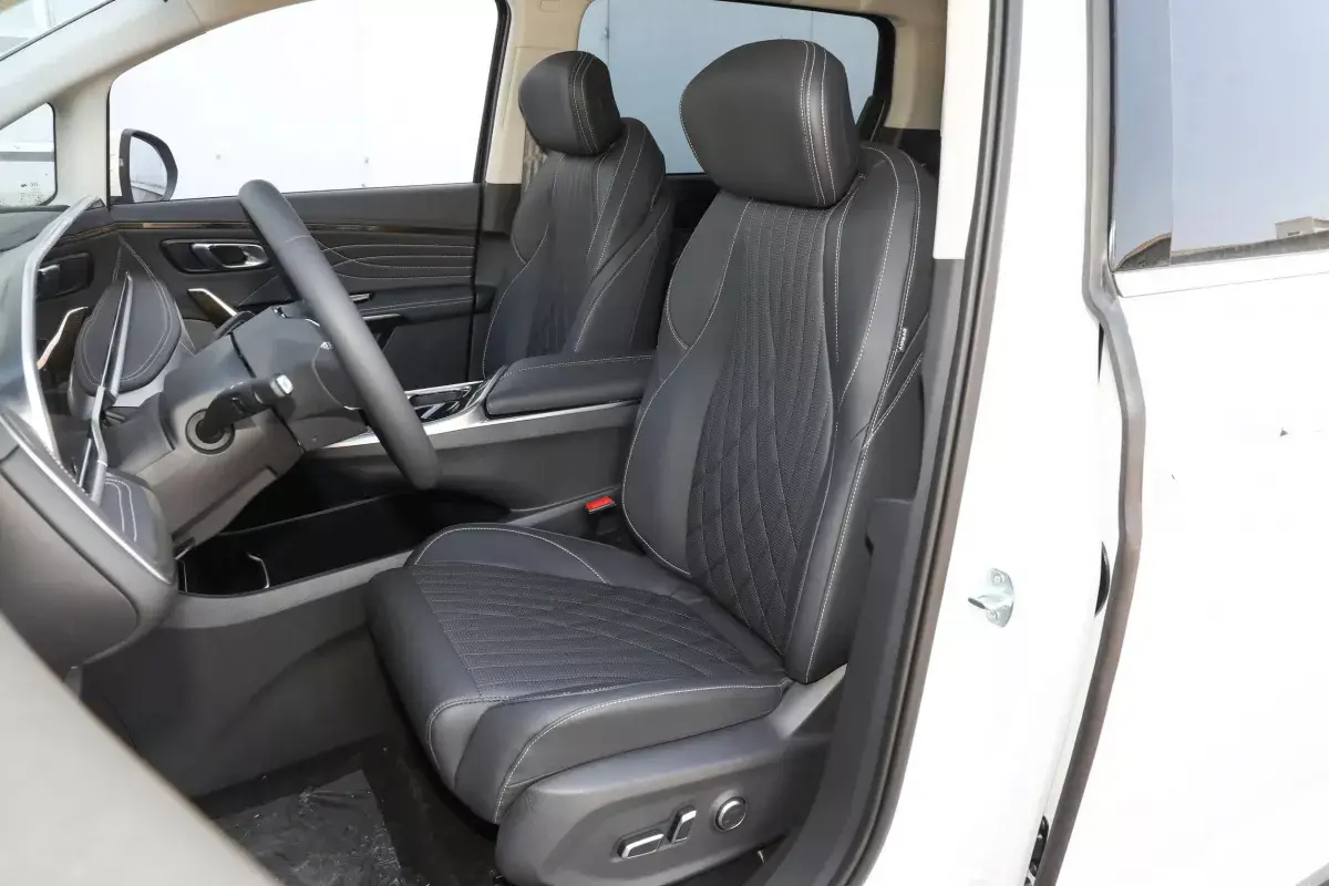 Saic Maxus MIFA 9 салон 6
