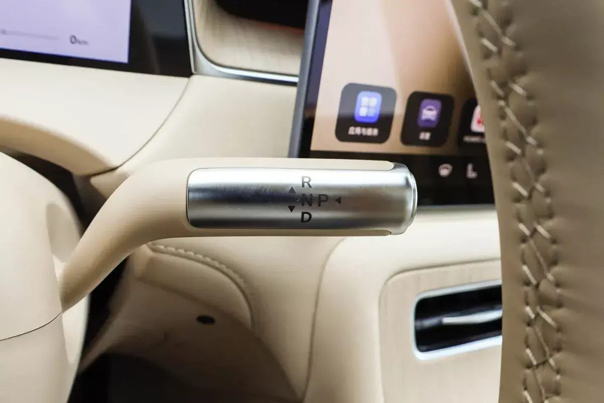 Shangjie H5 EV салон 4