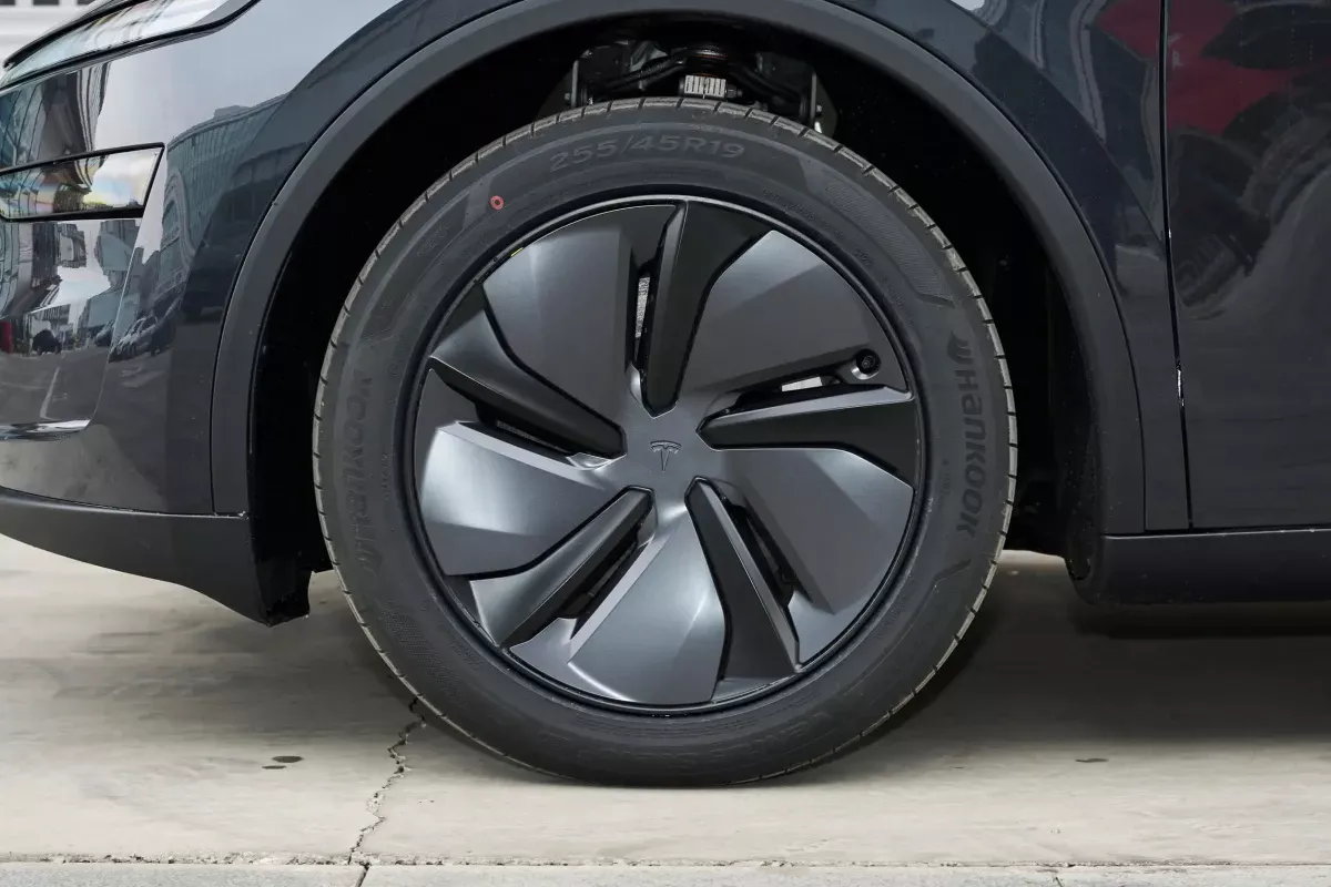 Tesla Model Y фото 6