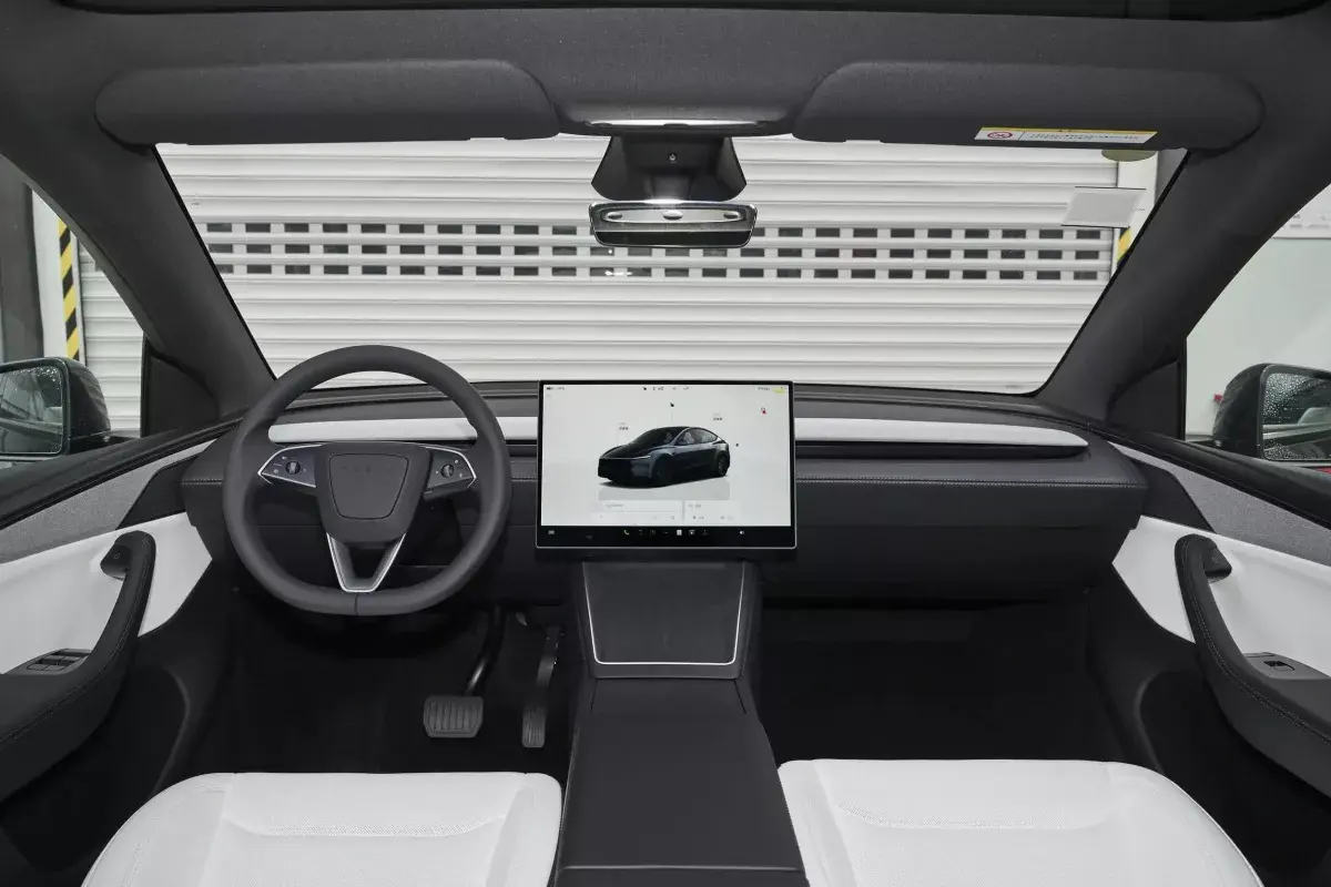 Tesla Model Y салон 1