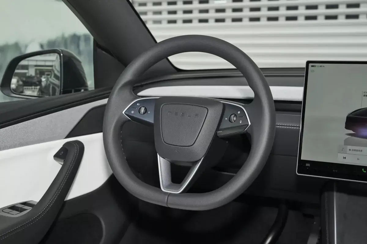 Tesla Model Y салон 2