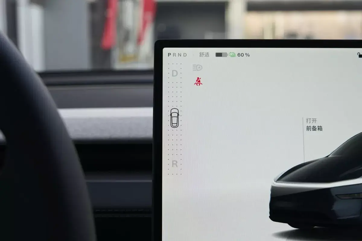 Tesla Model Y салон 3