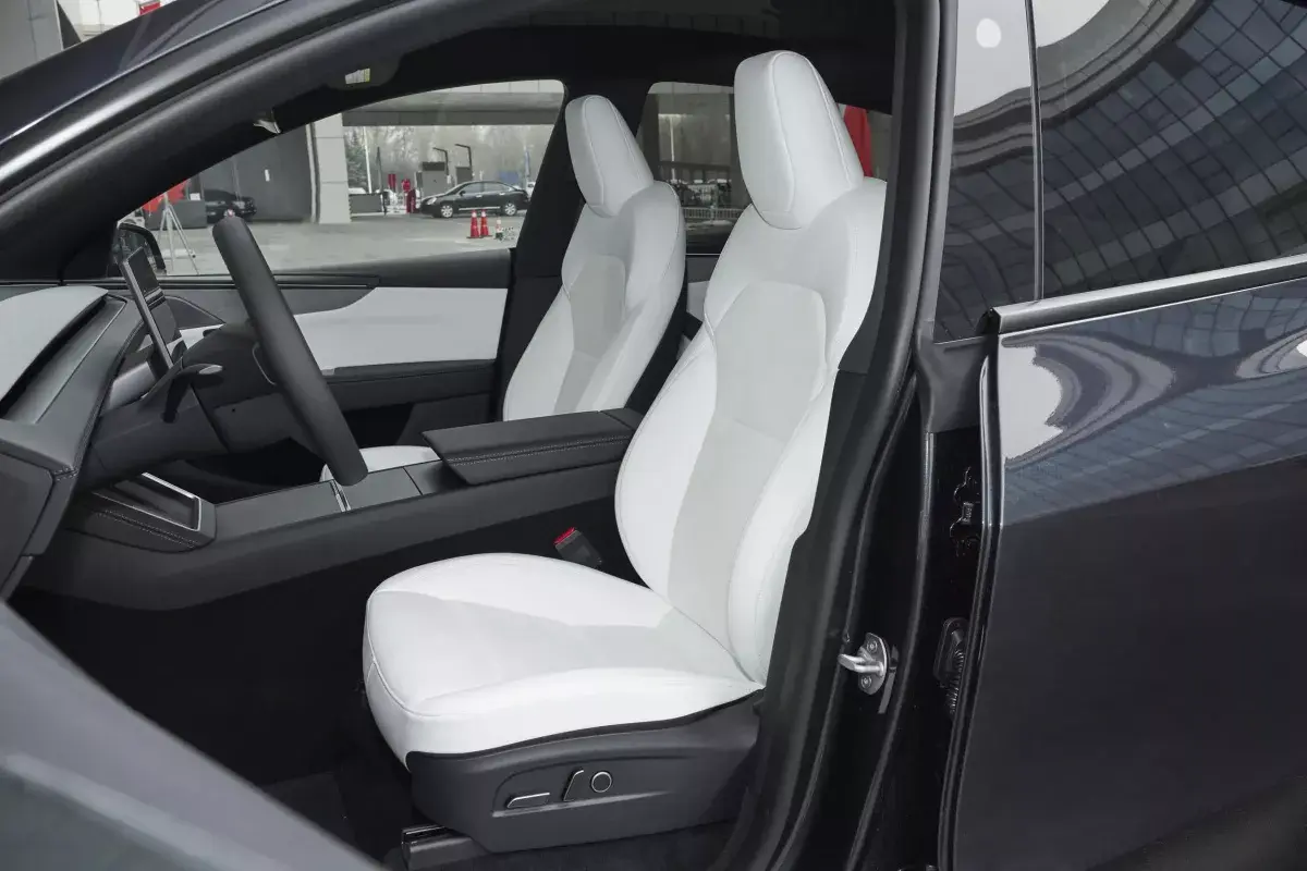 Tesla Model Y салон 5