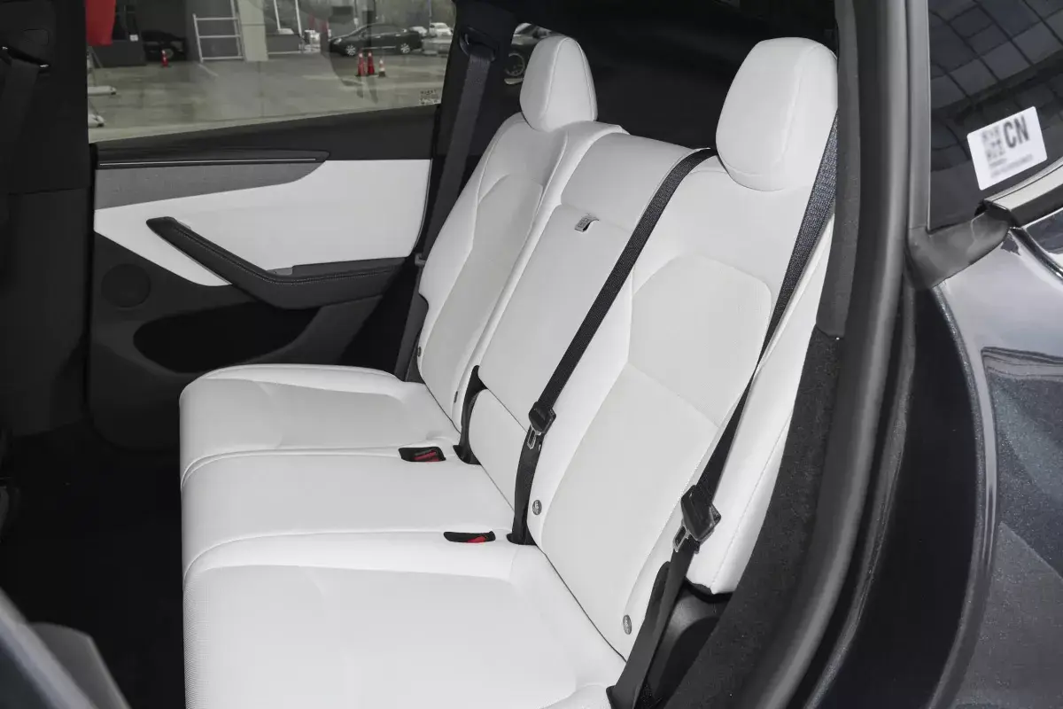 Tesla Model Y салон 6