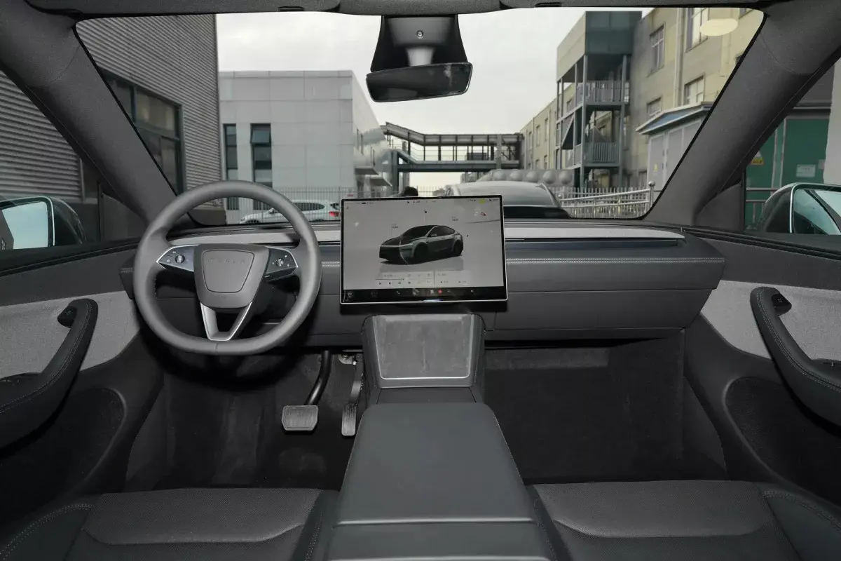 Tesla Model Y салон 7