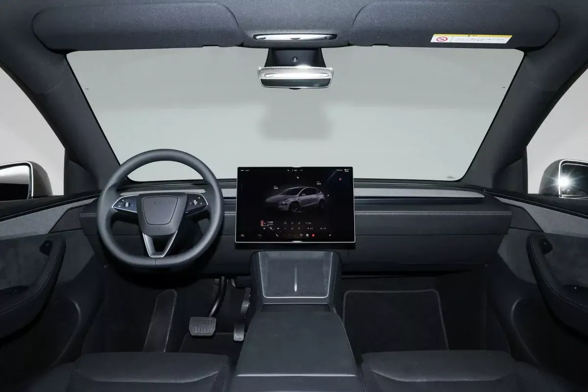 Tesla Model YL салон 1