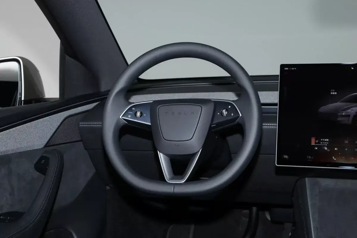 Tesla Model YL салон 2