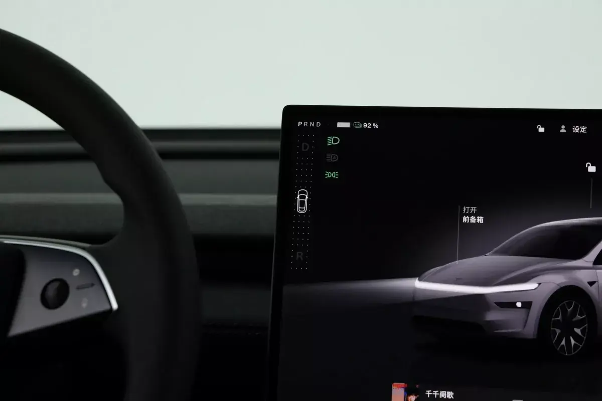 Tesla Model YL салон 3