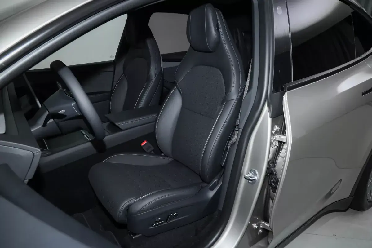 Tesla Model YL салон 5
