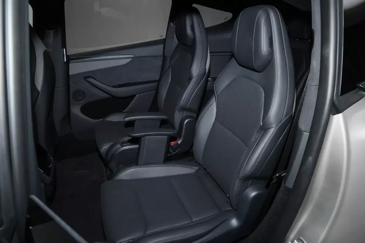 Tesla Model YL салон 6