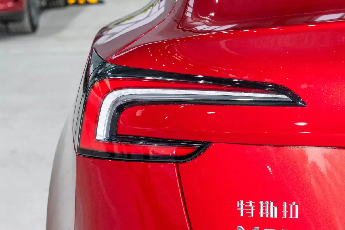 Tesla Model 3 фото 7