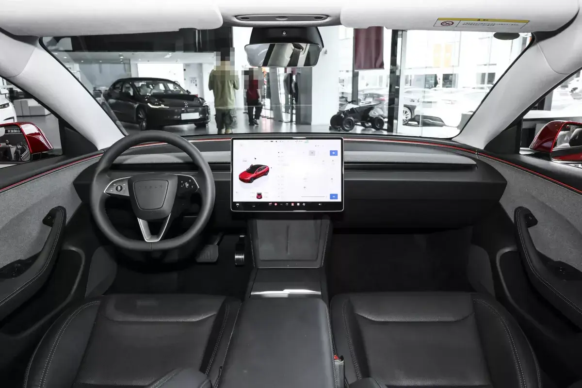 Tesla Model 3 салон 1