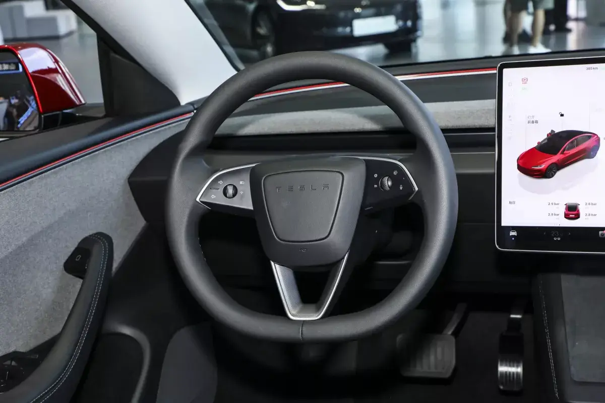 Tesla Model 3 салон 2