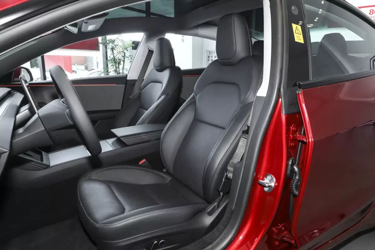 Tesla Model 3 салон 5