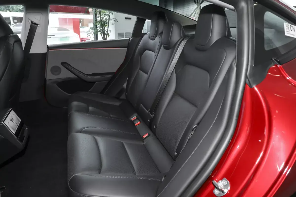 Tesla Model 3 салон 6