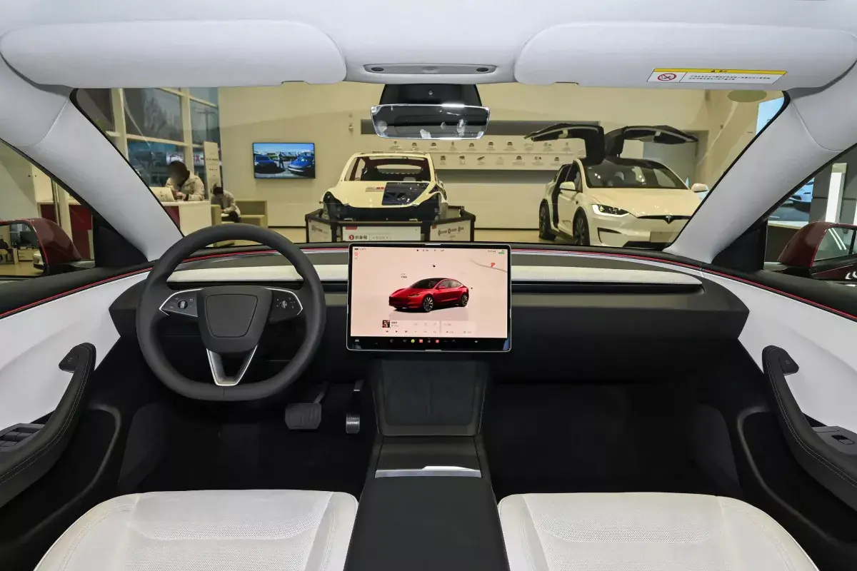 Tesla Model 3 салон 7