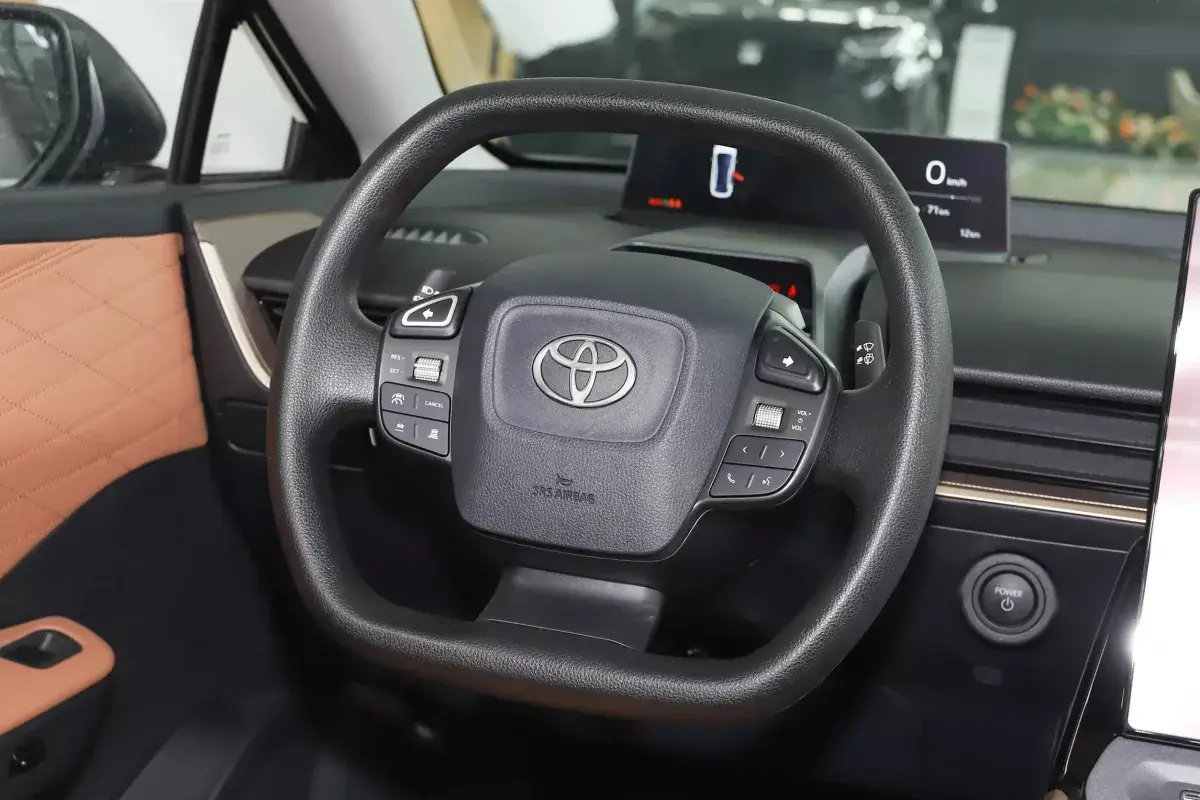 Toyota bZ3 салон 3