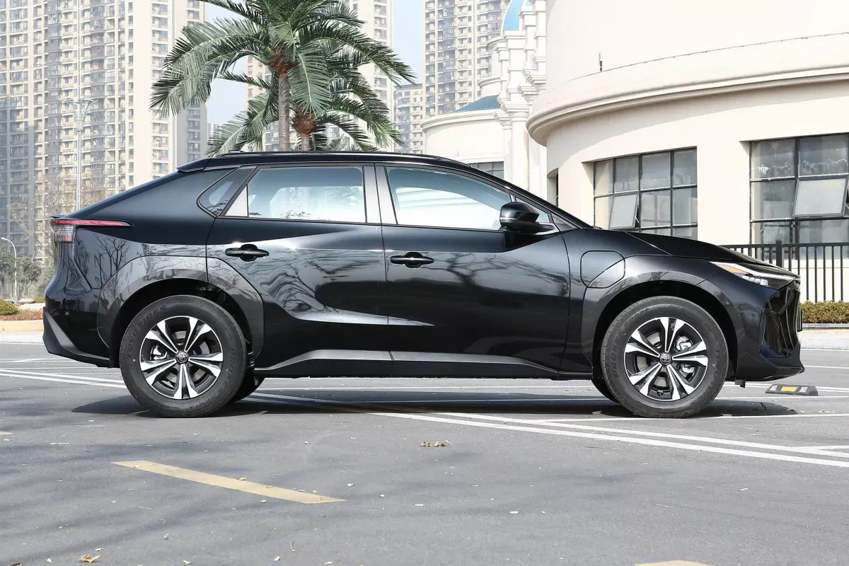 Toyota BZ4X фото 5