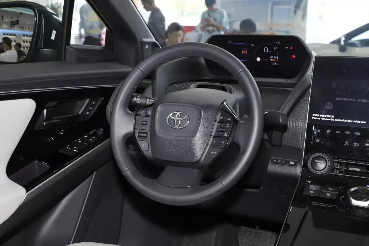 Toyota BZ4X салон 3
