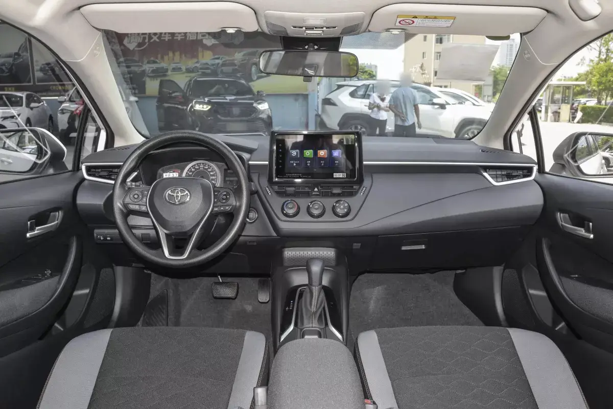 Toyota Corolla 1.8L HEV салон 1