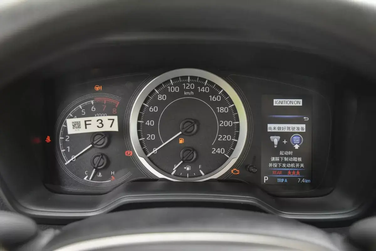 Toyota Corolla 1.8L HEV салон 2