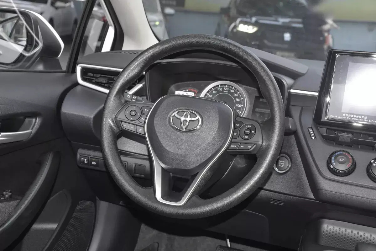Toyota Corolla 1.8L HEV салон 3
