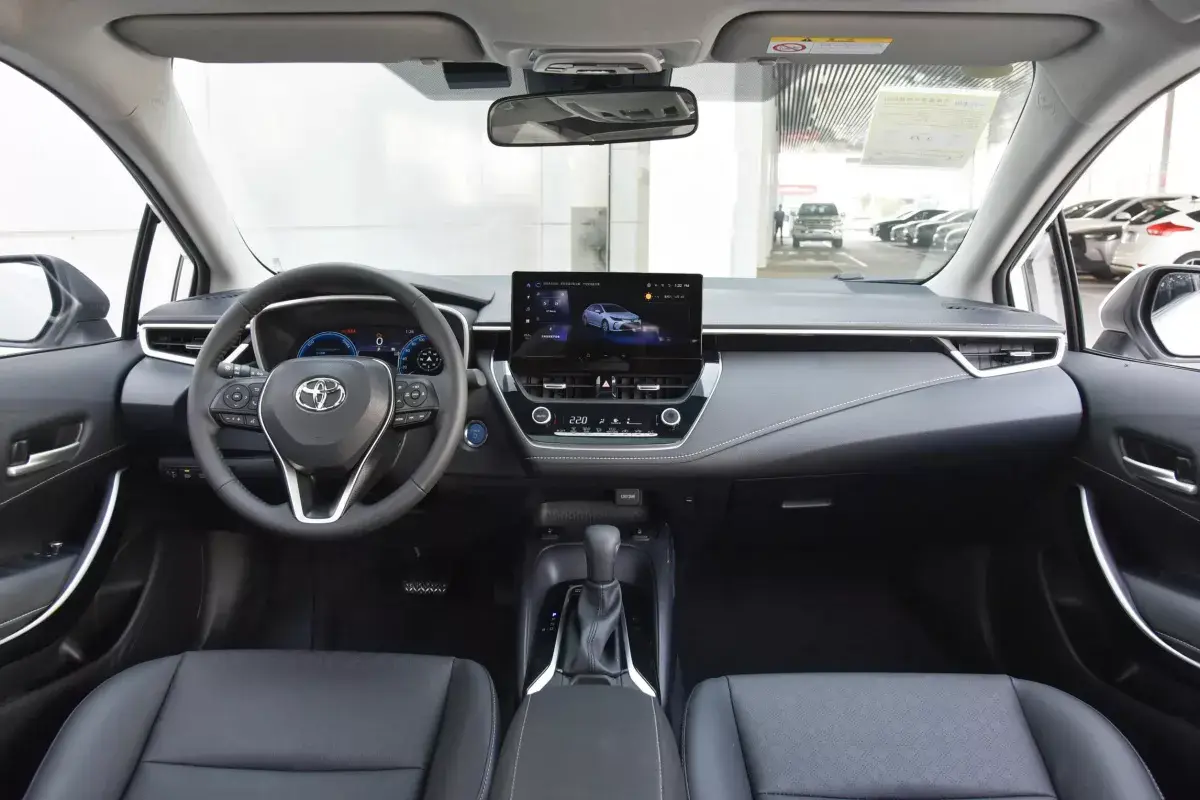 Toyota Corolla 1.8L HEV салон 7