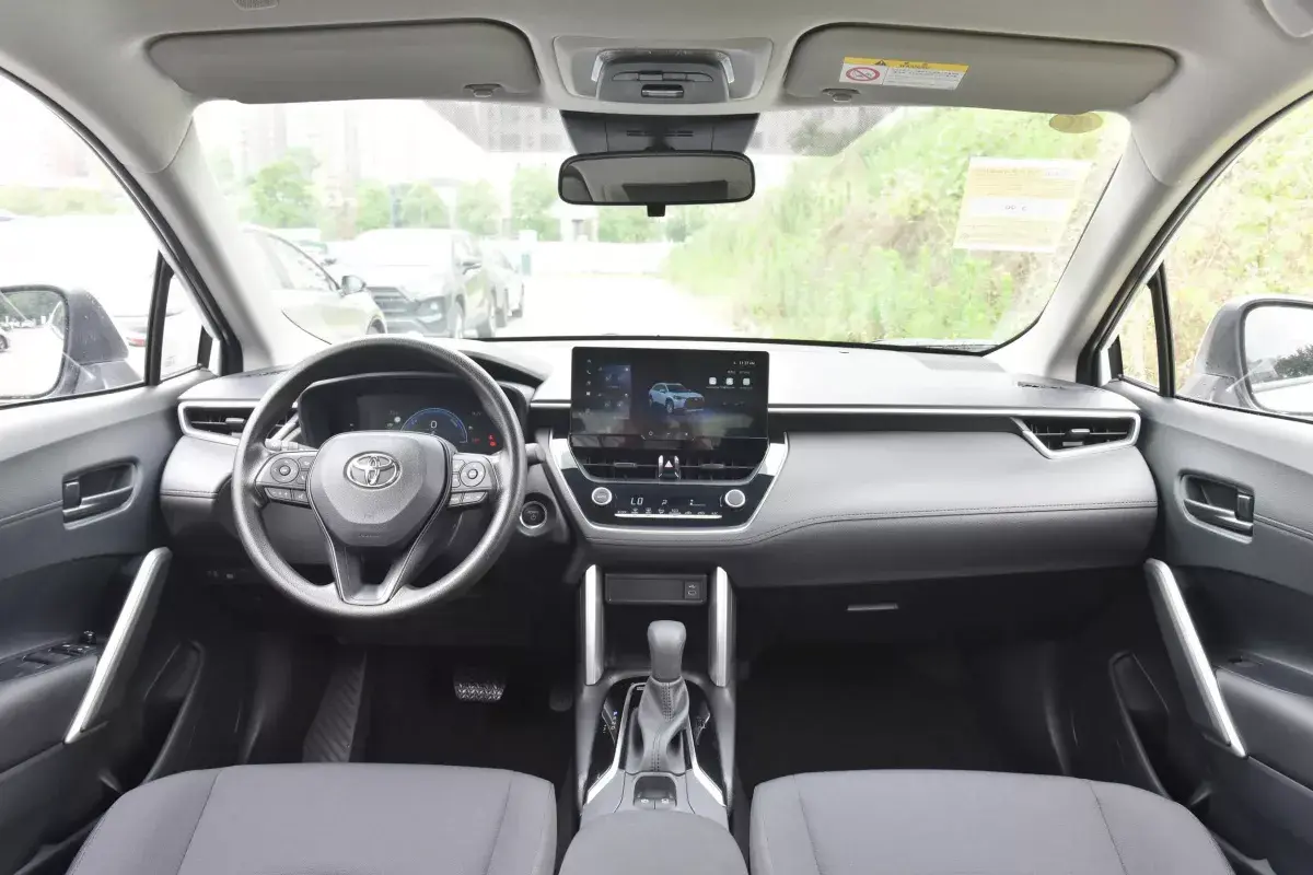 Toyota Corolla Cross салон 1