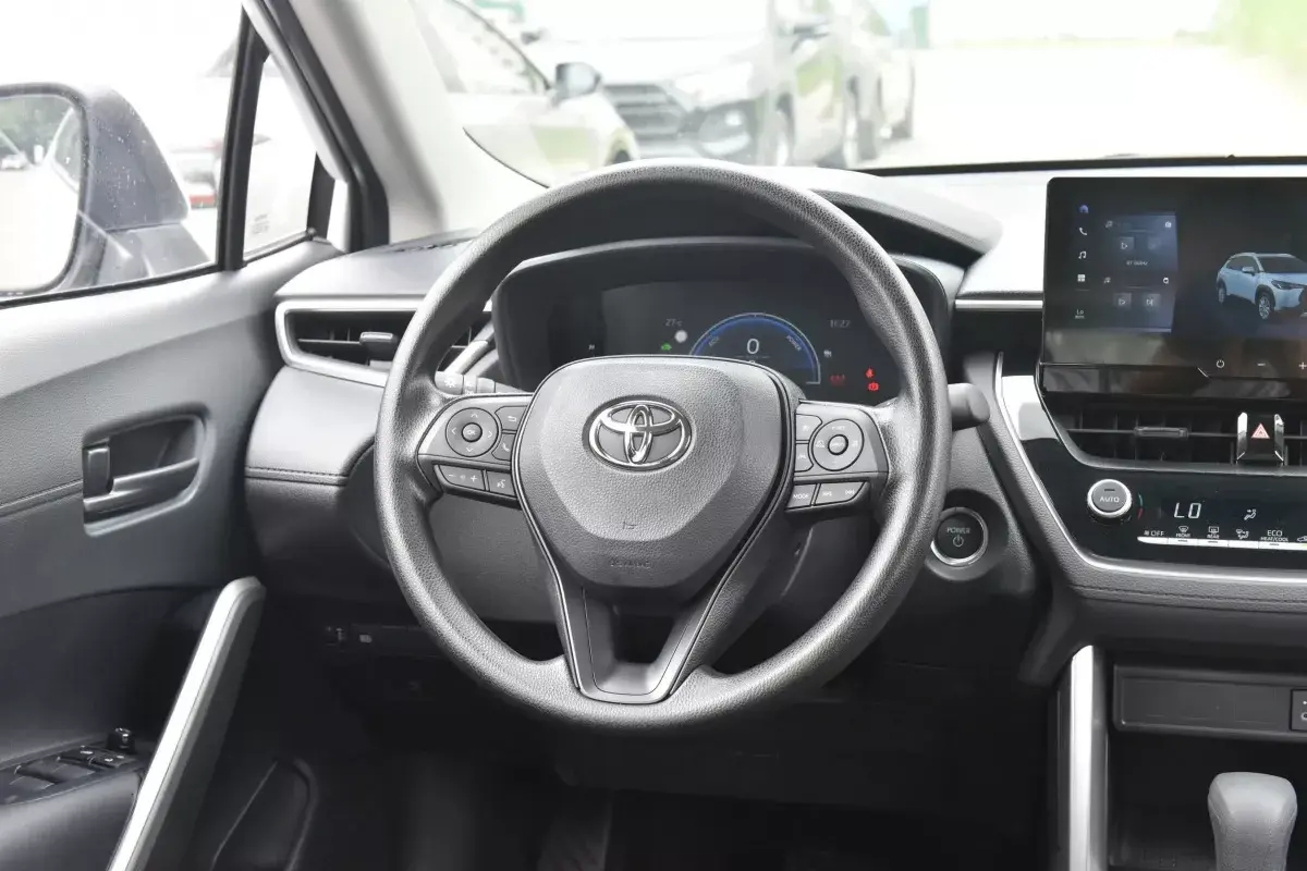 Toyota Corolla Cross салон 3