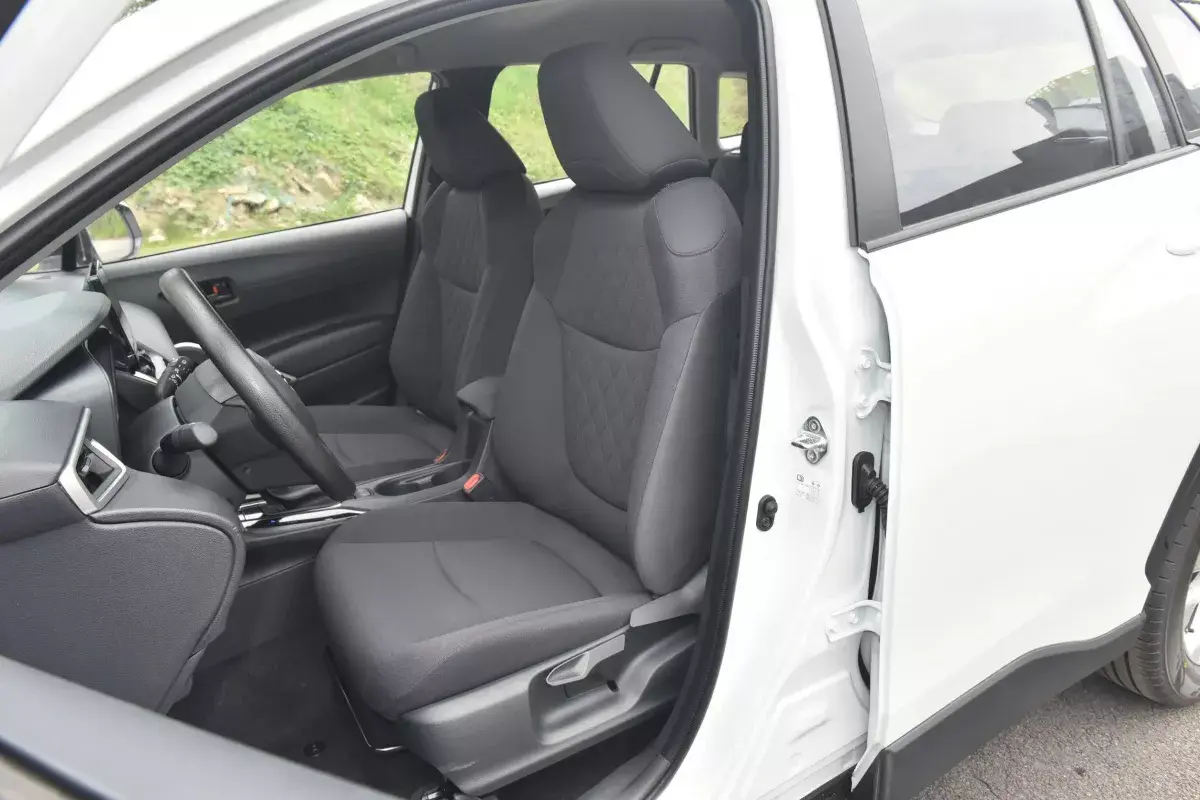Toyota Corolla Cross салон 6