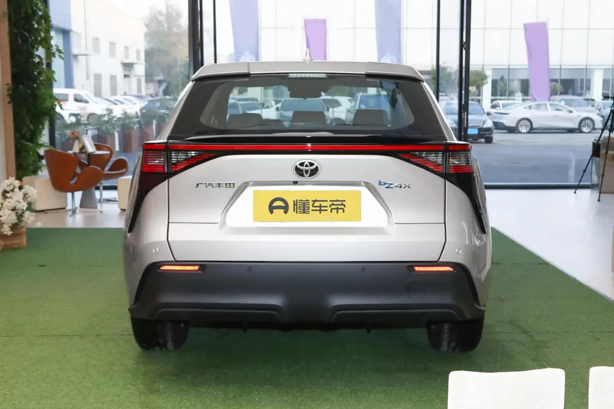 Toyota Platinum 4X фото 3