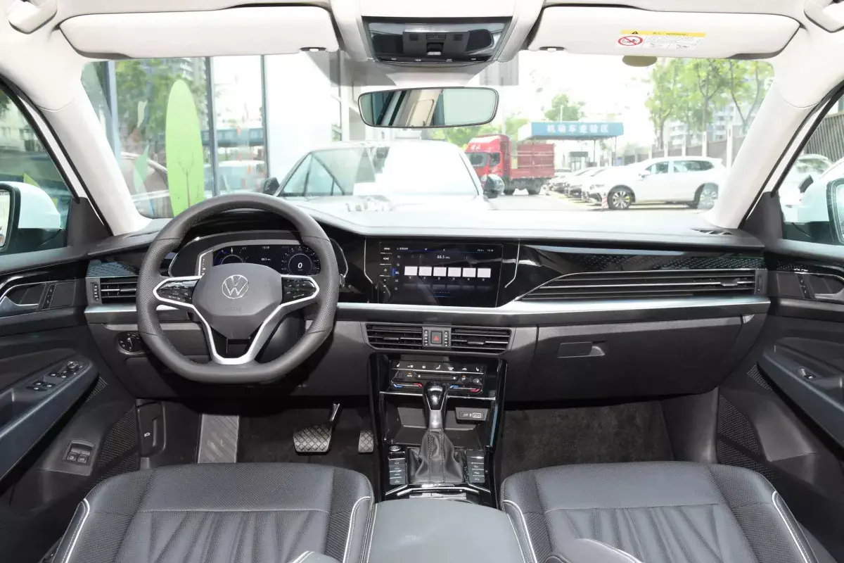 Volkswagen Passat PHEV салон 1