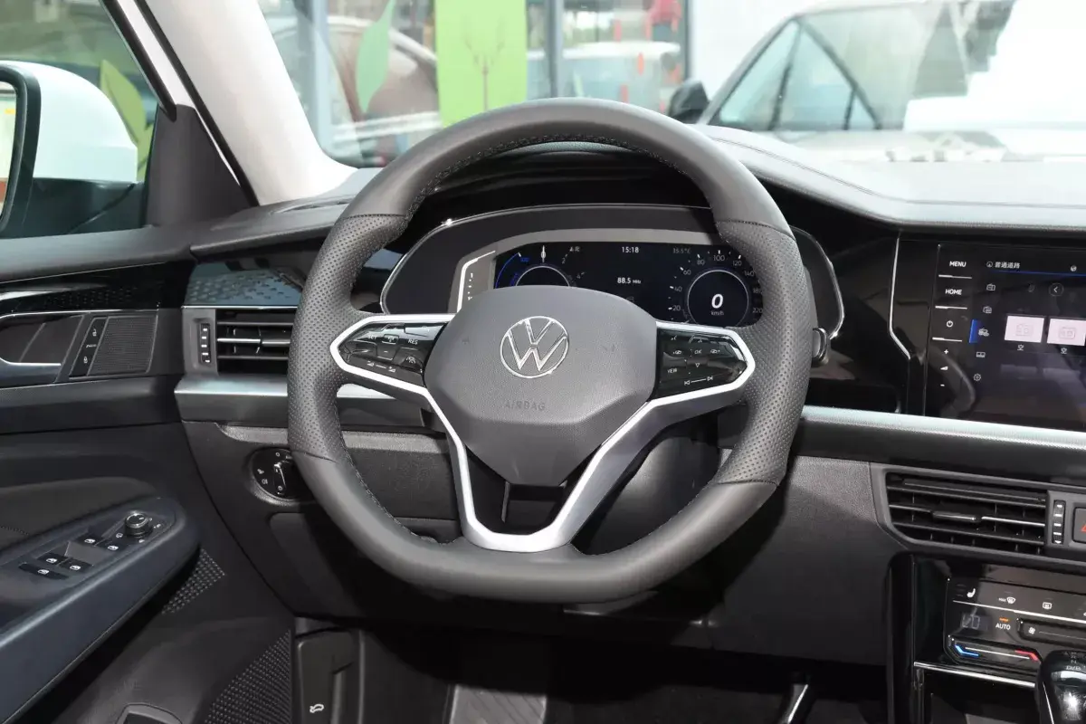 Volkswagen Passat PHEV салон 3